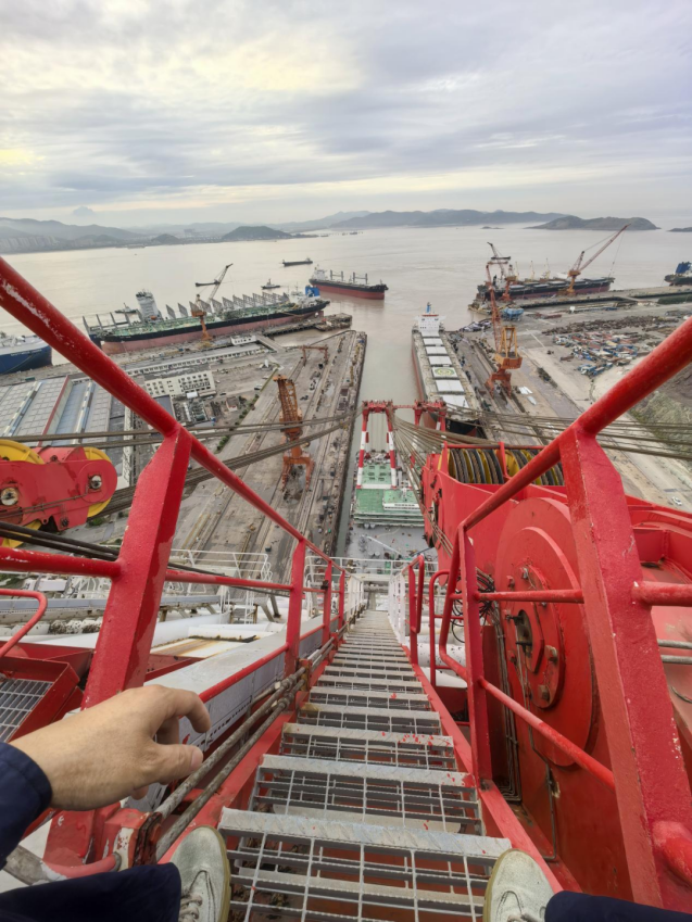Al servicio de los "Mejores del Mundo" | Weite colaboró en la construcción del Puente Autopista-Ferroviario de Xihoumen y erigió con éxito la primera sección de la viga de acero.