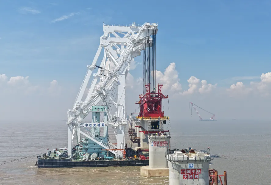 El sistema indicador de momento de carga de WTAU impulsa el buque grúa "Tianyi". Contribuye a la exitosa construcción del puente ferroviario transoceánico más largo del mundo.
