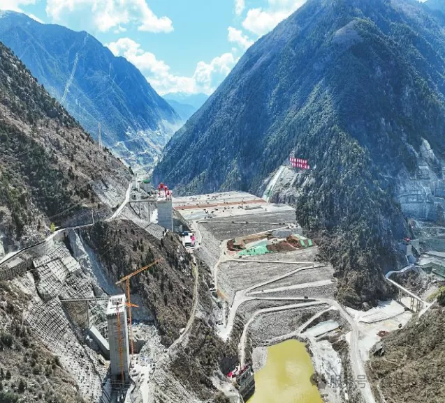 El sistema anticolisión de la grúa pórtico Weite ayuda a una central hidroeléctrica en Sichuan a operar de forma segura.