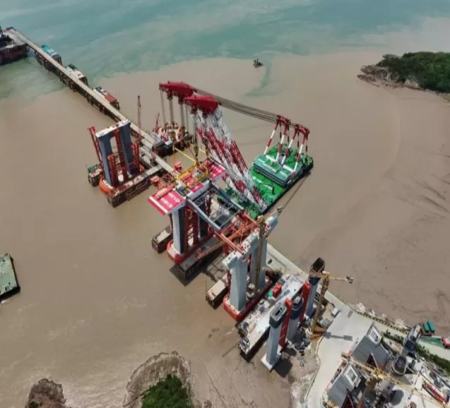 Al servicio de los "Mejores del Mundo" | Weite colaboró ​​en la construcción del Puente Autopista-Ferroviario de Xihoumen y erigió con éxito la primera sección de la viga de acero.