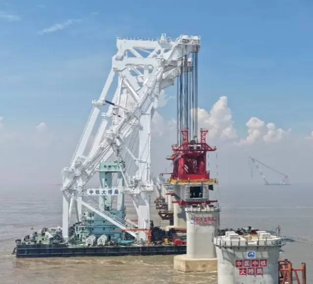 El sistema indicador de momento de carga de WTAU impulsa el buque grúa "Tianyi". Contribuye a la exitosa construcción del puente ferroviario transoceánico más largo del mundo.